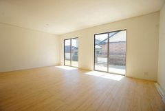 大きな掃き出し窓のあるリビングは、陽光あふれる明るい空間です。ゆったりと寛げる憩いの場となりそうです。