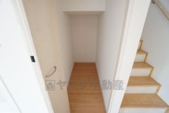 同仕様写真。階段下収納。奥ゆきがあるのでスーツケースやシーズンオフの家電品などの大型の荷物を収納する事が出来ます。