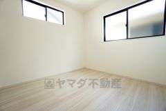 木目調のシンプルデザインで落ち着きと安らぎの空間に仕上げています。各部屋に収納が完備されているので、お荷物が増えても安心の設計です。