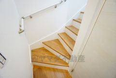 同仕様写真。小さなお子様やご高齢の方でも安心できる、手すり付き階段。段差も低めで設定されており、安全性にも優れています。