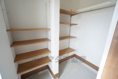 ベビーカーや泥のついたおもちゃをしまうのに便利なスペースです。玄関周りをスッキリさせることが出来ます＾＾