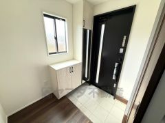 たっぷり収納できるシューズボックスです。家族全員の靴がきれいに整頓できます。棚の上にお花や写真を飾っても良いですね。