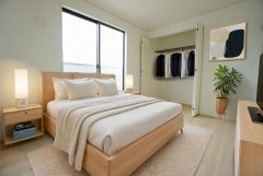家具はイメージです。主寝室としてお使いいただけそうなこちらのお部屋は、日当たりが良く、爽やかな風を感じて起きる朝は、快適生活の始まりに。