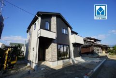 閑静な住宅街に佇む新築戸建、スーパーや小学校が徒歩圏内。子育てファミリーに嬉しい立地、家族で安心して暮らせる住まい。
