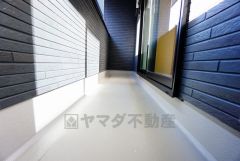 陽当たりの良いバルコニーです。お洗濯やお布団干しはもちろん、日光浴スペースにも。足元は防水工事施工済です。