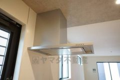 。風量が弱・強と切替え可能なレンジフードが調理中の煙をしっかり吸い込みます。手元を照らすライト付きです。