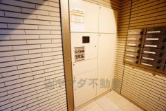 不在時でも荷物が受け取れる宅配ボックス、玄関扉横に設置されています＾＾