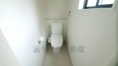 温水洗浄機付トイレです。節水機能もあるので、安心して使えますね。もちろん、1階2階の2ヶ所にトイレがあるので、忙しい朝にもゆとりができますね。