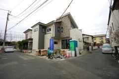 現地（2026年2月24日）撮影。死角が少なく防犯性の高い二方道路。大型車の通行が少なく、騒音や振動が少ないので静かで快適な生活を送れます。