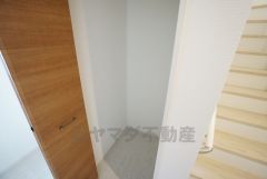 同仕様写真。階段下を有効活用した収納をご用意いたしました。玄関の近くなので、コートや鞄を置くスペースとしても活用できそうです＾＾