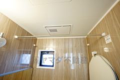 の日の洗濯も安心できる浴室暖房乾燥機付き浴室。浴室上部には洗濯物を掛けられる物干し竿が設置されています。