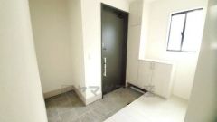 たっぷり収納できるシューズボックスです。家族全員の靴がきれいに整頓できます。棚の上にお花や写真を飾っても良いですね。