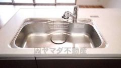 広々としたステンレスシンクには、洗剤やスポンジを収納出来るラック付き。広さも確保しているので、大きなお鍋も洗いやすいです。