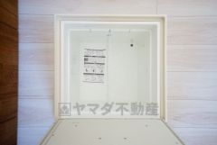 キッチンにある床下収納は、居住スペースを減らさずに買い置きの調味料や非常食などを保管することができます。