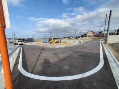 現地（2025年12月16日）撮影。前面道路は広く、車同士がすれ違うスペースが十分にあります。落ち着いた住宅地内で快適な生活を実現してみませんか＾＾