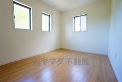 同仕様写真。2面採光を確保した明るい室内は、風通しも良く、大変居心地の良い空間となっております。爽やかな風を感じて起きる朝は、快適生活の始まりに。