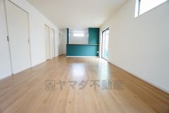 リビングは広々とした設計で、家族が集い、寛ぐ暮らしの空間を演出しています。思い思いの時間を過ごしたり、家族みんなで食事をしたり、素敵な団らんの場になりますね。