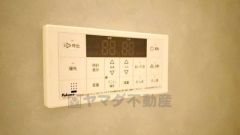 湯量・湯温の設定、そして保温までワンタッチのフルオートバス。便利な追い炊き機能付きです。