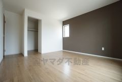同仕様写真。住む人のこだわりを活かす洋室。日当たりがよく、寝室としての利用もおすすめ。広めのクローゼットには荷物をすっきり片付けられ、ゆとりのある暮らしが出来ます＾＾