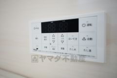 湯量・湯温の設定、そして保温までワンタッチのフルオートバス。便利な追い炊き機能付きです。