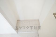 まとめ買いしてもこの収納量なら心配要らずのパントリー。調理家電や食品のストックをすっきりまとめられ、キッチン周りを広々使えます。