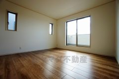 寛ぎの時間を紡ぎだす主寝室は、大型ベッドを置いても余裕の広さを確保しています。