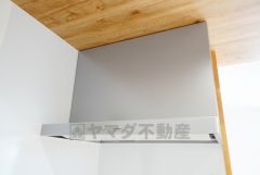 お手入れが簡単なスリム型レンジフードです。調理により発生する油煙や臭いを吸い込み、屋外へ排気してくれます。