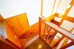 開放感のある階段スペース。上階まで視界が広がり、家全体が明るく心地よい雰囲気になっています。