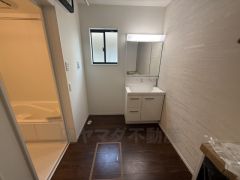 三面鏡つき洗面台。鏡裏にたっぷりとした収納スペースがあります。鏡を閉めてしまえば小物は見えないため、スッキリとした印象の洗面台にできます。