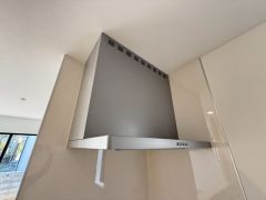 お手入れが簡単なスリム型レンジフードです。調理により発生する油煙や臭いを吸い込み、屋外へ排気してくれます。