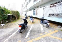 バイク置き場。