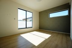同仕様写真。主寝室としてお使いいただけそうなこちらのお部屋は、日当たりが良く、爽やかな風を感じて起きる朝は、快適生活の始まりに。