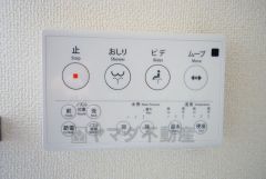 壁リモコンタイプのウォシュレット付き。