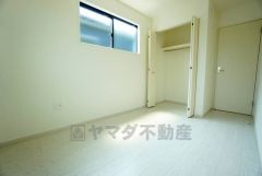 木目調のシンプルデザインで落ち着きと安らぎの空間に仕上げています。各部屋に収納が完備されているので、お荷物が増えても安心の設計です。