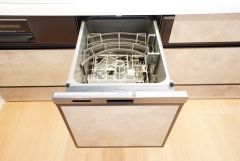 食事の後の手間を解消する食器洗い乾燥機を標準装備。手洗いよりも断然節約でき、節水で自然にもやさしいです。
