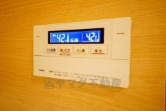 湯量・湯温の設定、そして保温までワンタッチのフルオートバス。便利な追い炊き機能付きです。