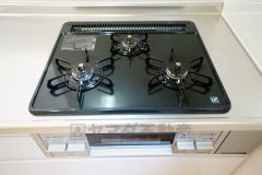 同仕様写真。複数の調理を一度に行うことができる3口コンロ。効率よくお料理が出来ます。毎日のお料理も楽しくなりますね＾＾