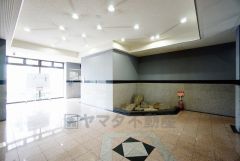 広々としたエントランスが開放感を演出しています。