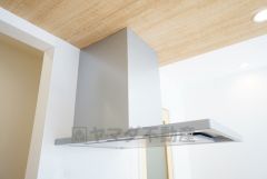 お手入れが簡単なスリム型レンジフードです。調理により発生する油煙や臭いを吸い込み、屋外へ排気してくれます。