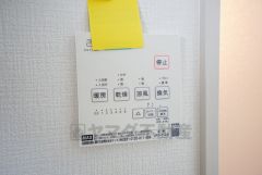 雨の日の洗濯も安心できる浴室暖房乾燥機付き浴室。リモコンで操作もボタン1つで簡単。