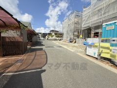 現地（2025年4月15日）撮影。 落ち着いた住宅地内で快適な生活を実現してみませんか。全戸駐車スペースも2台確保、来客時にも便利です。