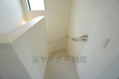 小さなお子様やご高齢の方でも安心できる、手すり付き階段。段差も低めで設定されており、安全性にも優れています。