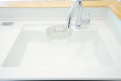 広々とした凸型シンクに洗剤ポケットを標準装備。大きなお鍋など洗いやすいです。