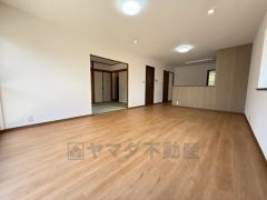 対面式キッチンを中心としたリビングダイニング。隣接する和室と合わせると24帖以上の大空間になります。