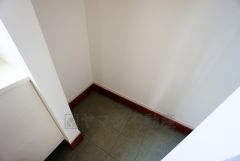 同仕様写真。ベビーカーや泥のついたおもちゃをしまうのに便利なスペースです。玄関周りをスッキリさせることが出来ます＾＾