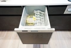 家事の時間が短縮できるフルオープンで開けやすい食器洗い乾燥機付。食事後に家族とのくつろぎタイムをしっかり取れます。