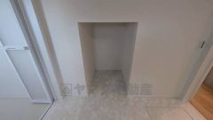 便利な洗面室収納。散らかりがちなバスタオルや清掃用品、化粧品や予備のシャンプー等もきれいに整頓できますね。