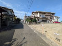 現地（2025年8月21日）撮影。住人以外の車の進入も少なく、小さなお子様を持つご家庭にも安心です。