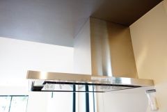 風量が弱・強と切替え可能なレンジフードが調理中の煙をしっかり吸い込みます。手元を照らすライト付きです。