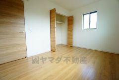 同仕様写真。暖かい日差しが差し込む洋室。たっぷり収納できるクローゼット付きでお部屋の中をすっきりと快適に保てます。